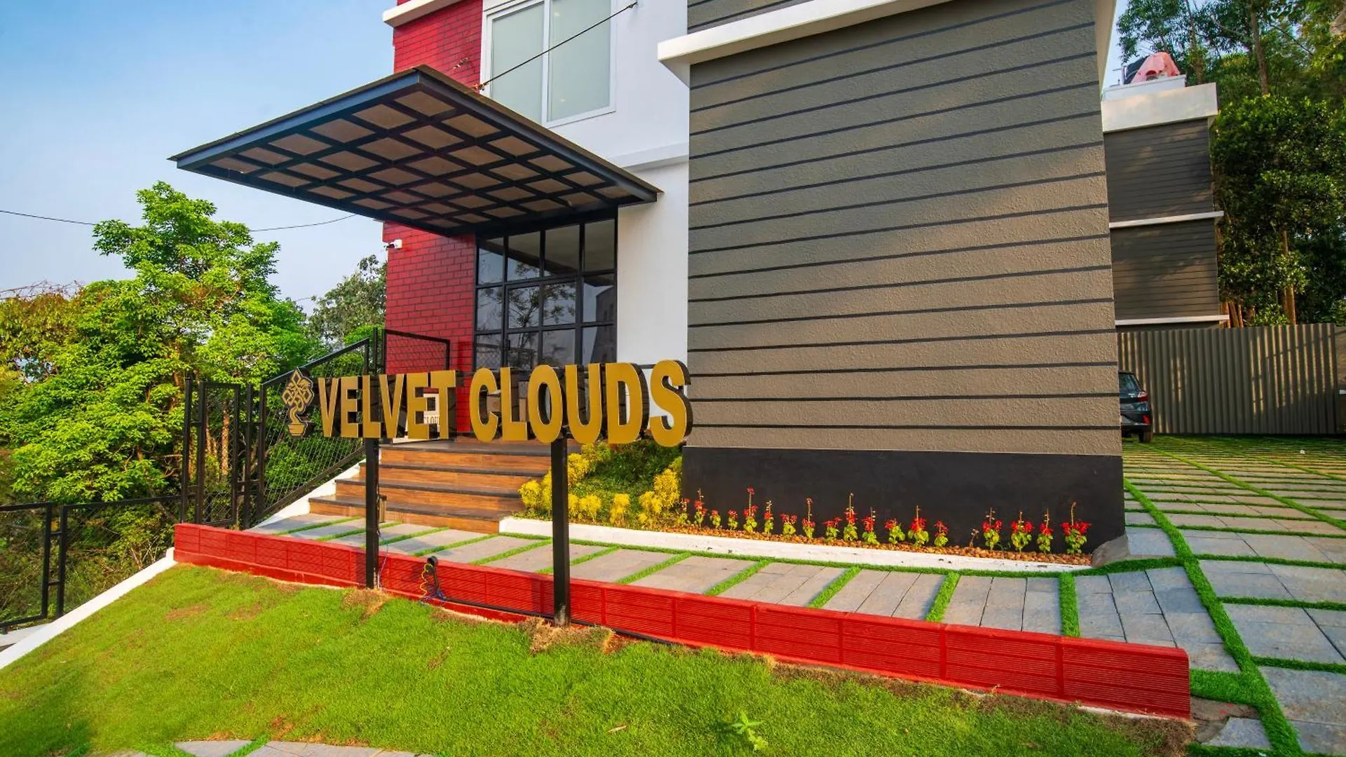Velvet Clouds Munnar Hotel
